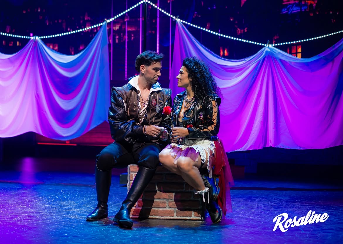 Fomos ver “Rosaline, a Ex do Romeu” – e Shakespeare nunca pareceu tão atual. Tudo sobre a peça que está a conquistar Lisboa