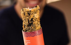 Pop & Roll Sushi. O novo sabor dos tubos de sushi virais é crocante e tem salmão (mas só tem um mês para o provar)