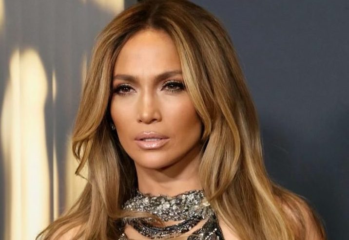 “Pensei que fosse a J.Lo”. Mulher é detida nos EUA e fotografia torna-se viral pela semelhança com a cantora. Veja a foto
