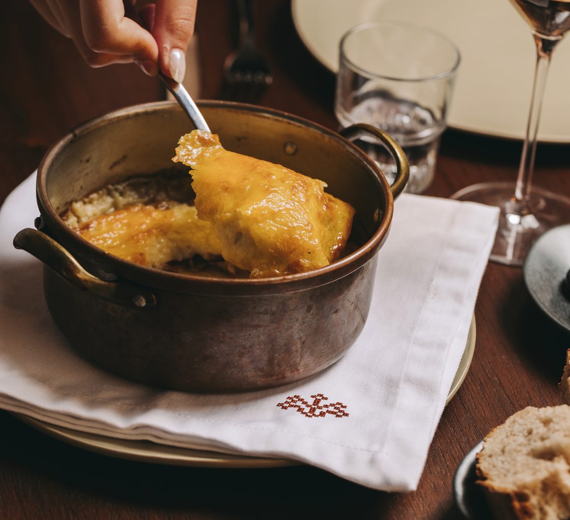 Avó. O novo restaurante de Hugo Candeias tem o aconchego das avós e a comida de conforto de casa. A estrela? O empadão