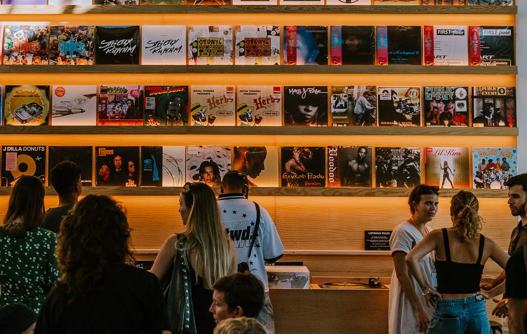 Fomos conhecer o novo espaço da Collect em Lisboa. Há hambúrgueres suculentos, vinis, DJ sets e muita música