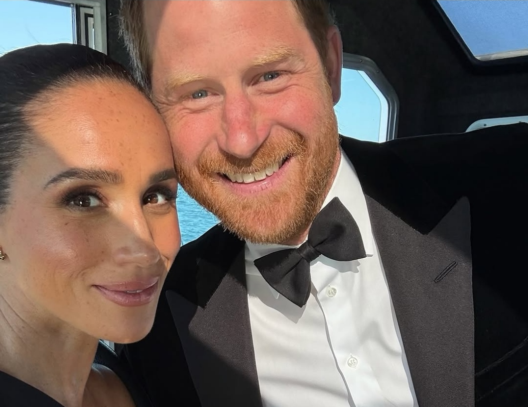 Sem funções oficiais nem tratados por Sua Alteza. Rei Carlos III implacável com Harry e Meghan Markle no regresso ao Reino Unido