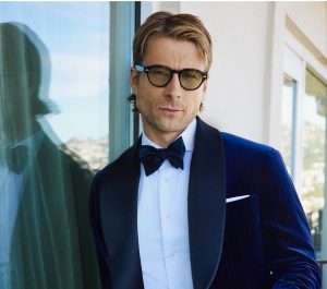 Glen Powell confirma romance com atriz mais nova. Saiba quem é a namorada do ator (e veja as fotos)