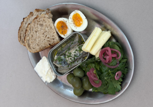 De dia, brunch. De noite, um bar escondido. O Lobby é o novo spot em Lisboa que tem café de especialidade, cocktails e DJs