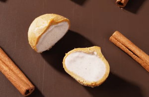Mochi de canela com cookie dough cremosa. O novo snack guloso do Continente é uma perdição (e não chega aos 3€)