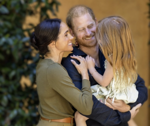 De galochas na lama a tardes de pesca. Meghan mostra nova vida dos filhos no Reino Unido — e há um detalhe que está a dar que falar