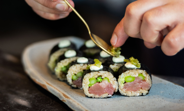 A barra japonesa do Praia no Parque está de regresso com sushi e chefs convidados (mas só há 14 lugares)