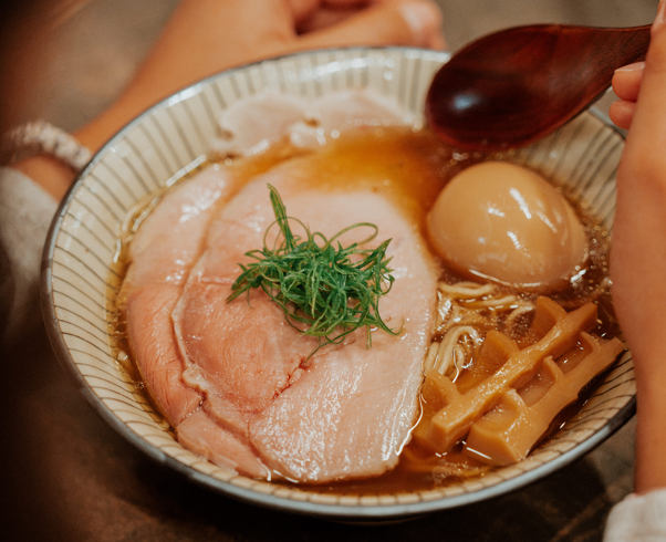 Yokocho. Fomos conhecer o novo restaurante de ramen de Tiago Penão e já estamos a pensar numa segunda ida