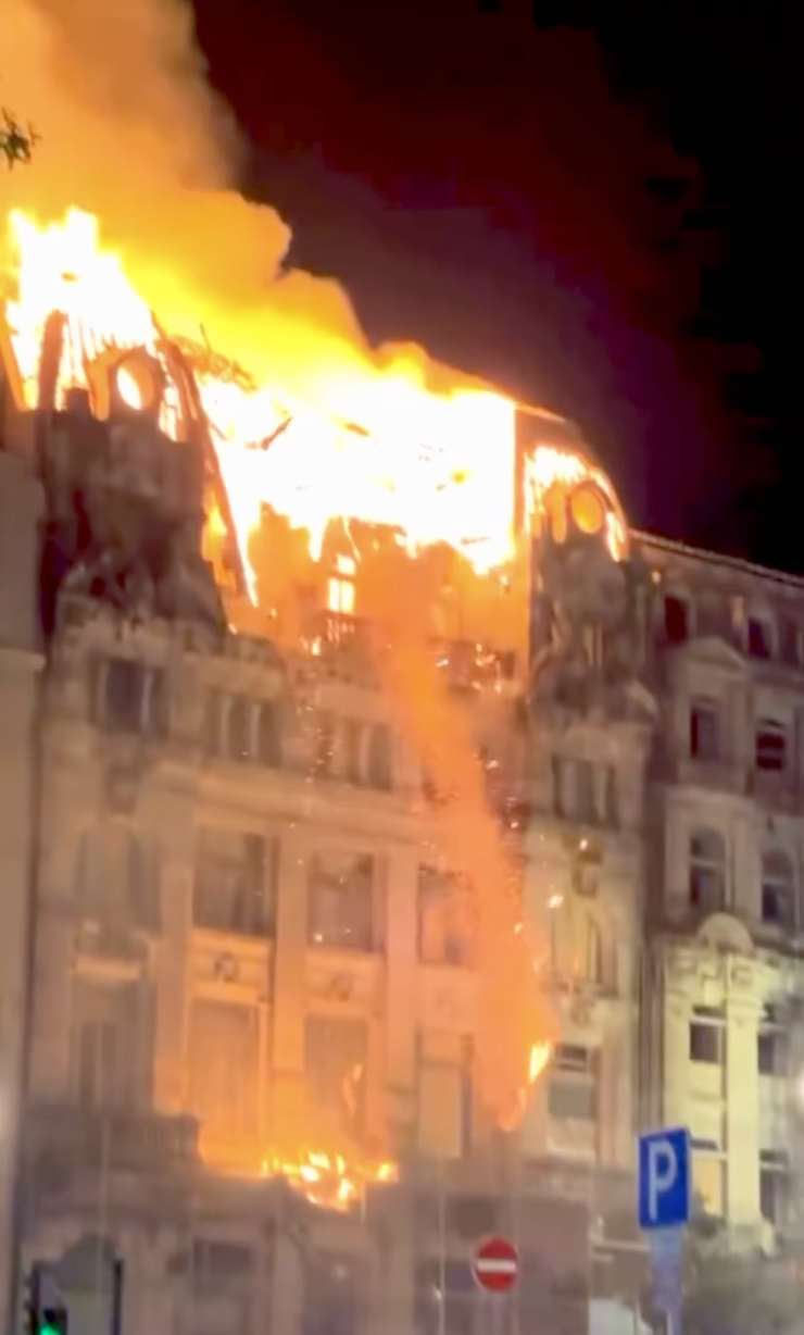 Chamas tomaram conta da Avenida dos Aliados durante a madrugada. Veja os vídeos do incêndio no Porto