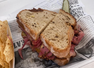 Há uma tarde especial a caminho de Cascais com pastrami do KAU Barbecue, música e cocktails (e já pode reservar o seu lugar)