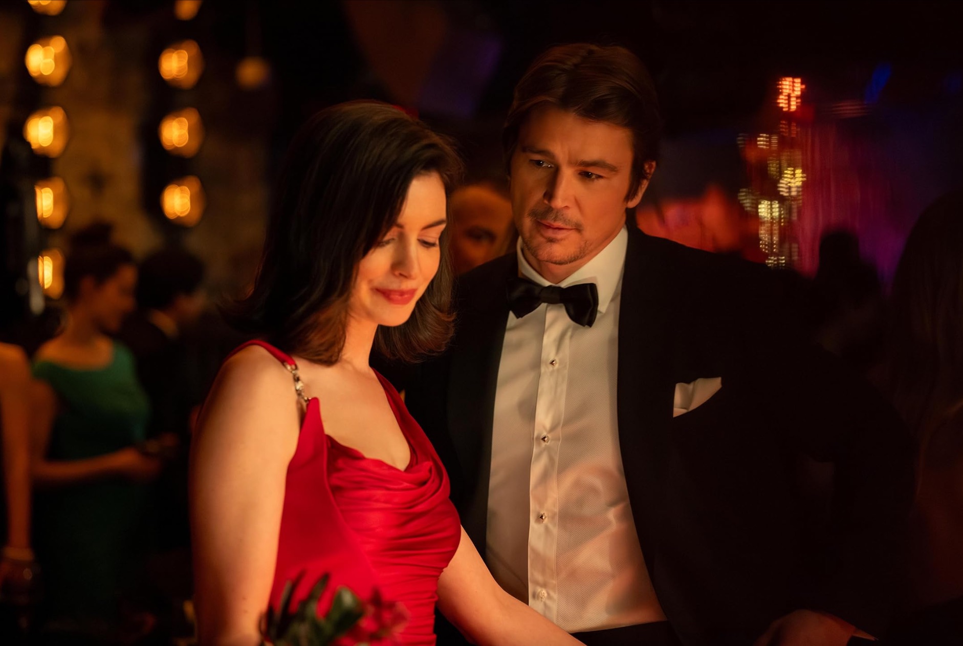 Já vimos “Verity”. Sem cabides e uma Anne Hathaway perturbadora, será esta a adaptação que os leitores esperavam?