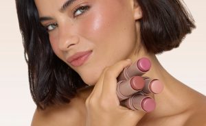 As férias acabaram, mas o glow não tem de ir embora. Estes novos blushes e bronzers em stick ajudam a prolongá-lo