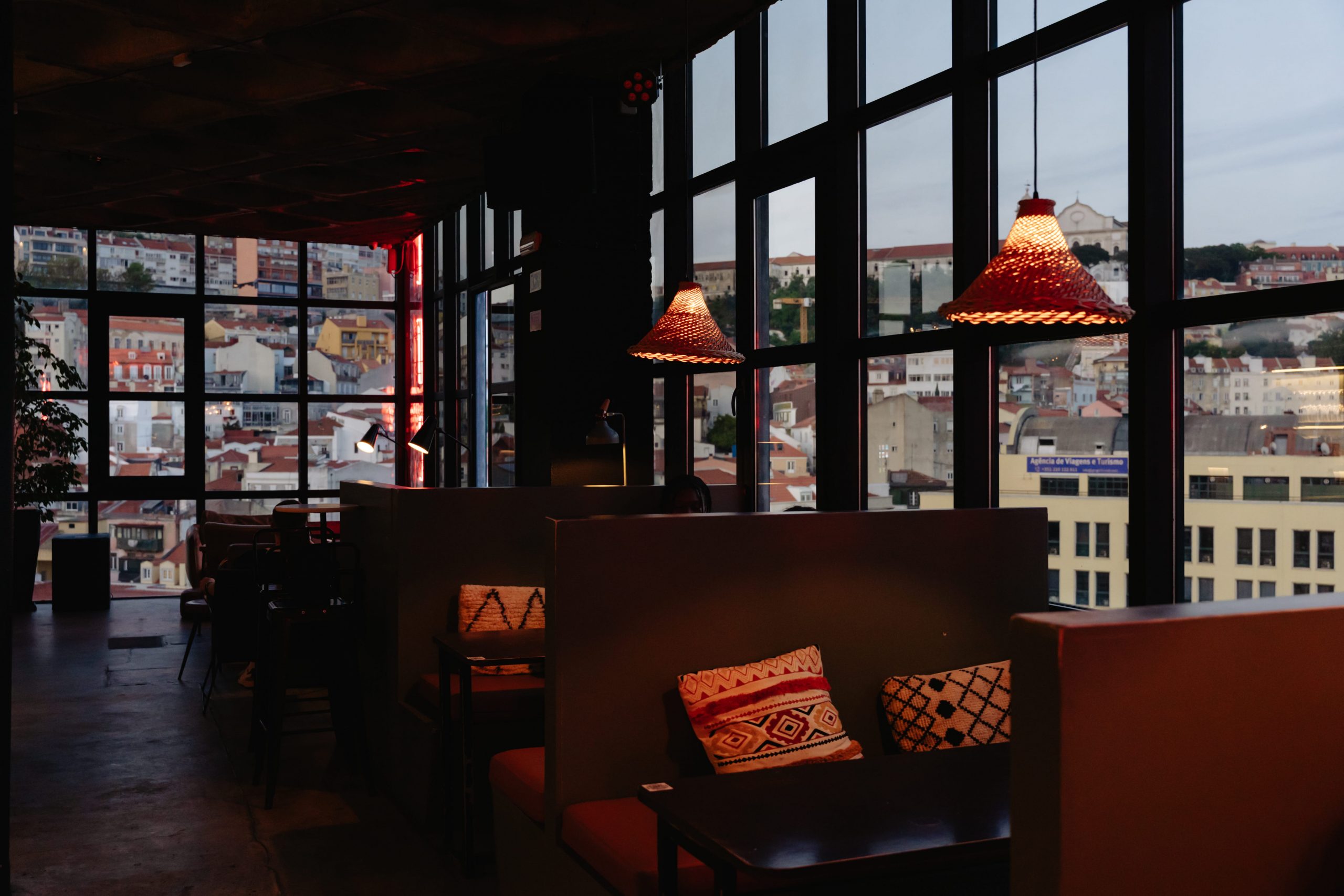 O TOPO Martim Moniz faz anos. A festa traz cocktails, happy hour e uma programação especial. Saiba o que esperar