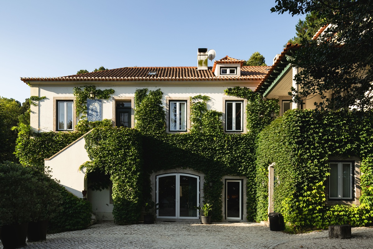 Este alojamento em Sintra tem silêncio, piscina panorâmica e um caminho secreto para a vila