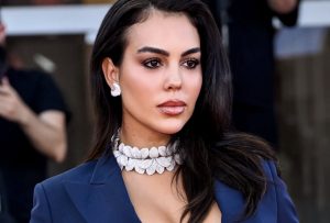Conjunto Gucci e joias de mais de 47 milhões de euros. Veja as fotos do look luxuoso de Georgina Rodríguez em Veneza
