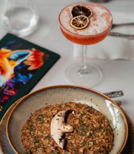 Jantar de grupo em Lisboa? Restaurante do Monsantos tem menus desde 35€ e entrada no club