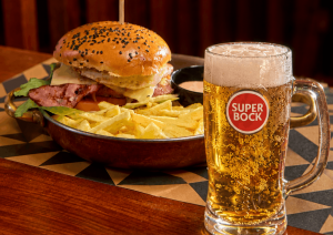 O Oktoberfest está de volta a este pub com cerveja, petiscos e uma roda da sorte com prémio garantido. Saiba quando