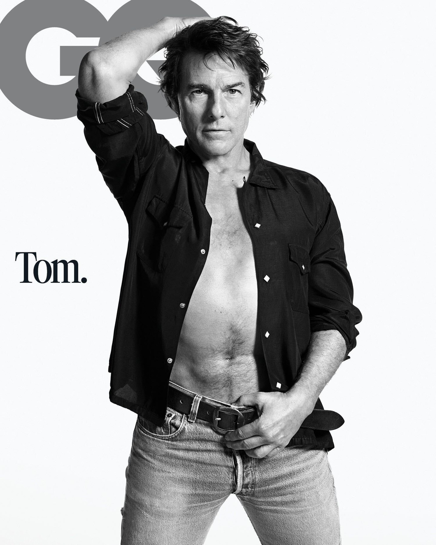 Tom Cruise dá rara entrevista e desvenda mais sobre o seu próximo filme — e faz capa em tronco nu aos 64 anos