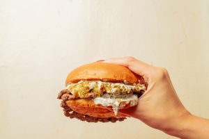 Há 100 hambúrgueres grátis à sua espera em Lisboa e a culpa é do pop-up da Skinny Louie no Street. Saiba como aproveitar