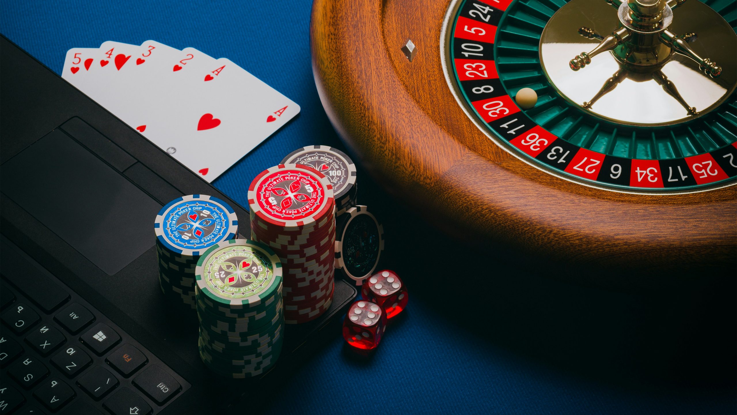 Ex-concorrentes de reality shows ganham milhares de euros para simular vitórias e atrair seguidores. Quem são os famosos envolvidos no negócio milionário dos casinos ilegais?