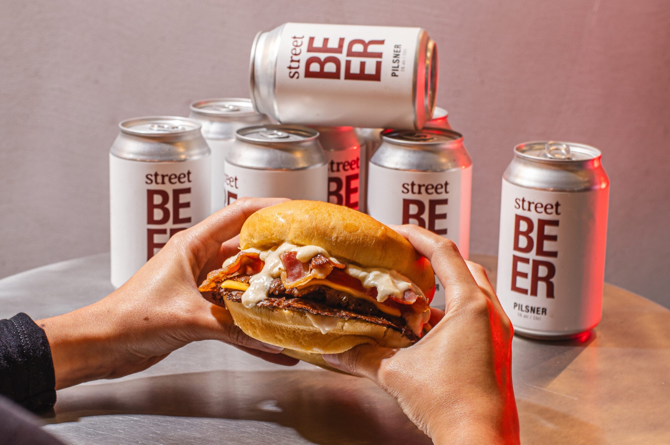 Os famosos smash burguers da Street já chegaram ao Algarve e há opções desde 7,90€. Saiba tudo sobre a nova loja