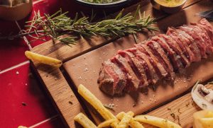 Depois de Lisboa, o Blade chega ao Porto com bifes a 10€ e gelado à borla. Saiba tudo sobre o novo espaço