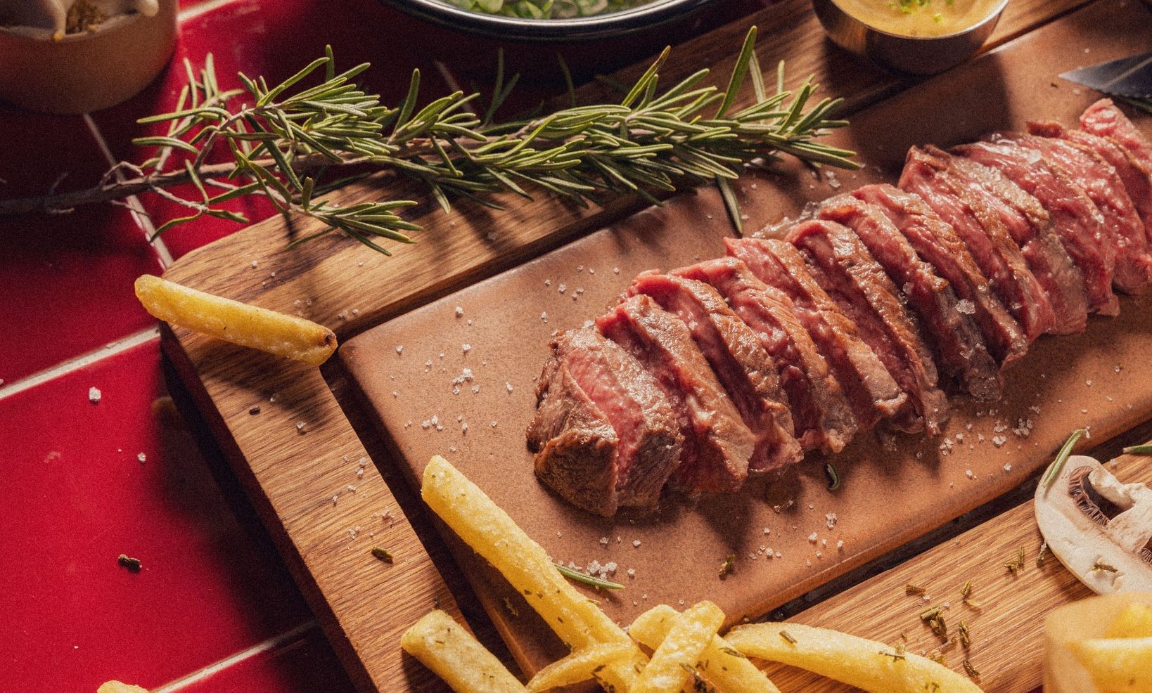 Depois de Lisboa, o Blade chega ao Porto com bifes a 10€ e gelado à borla. Saiba tudo sobre o novo espaço