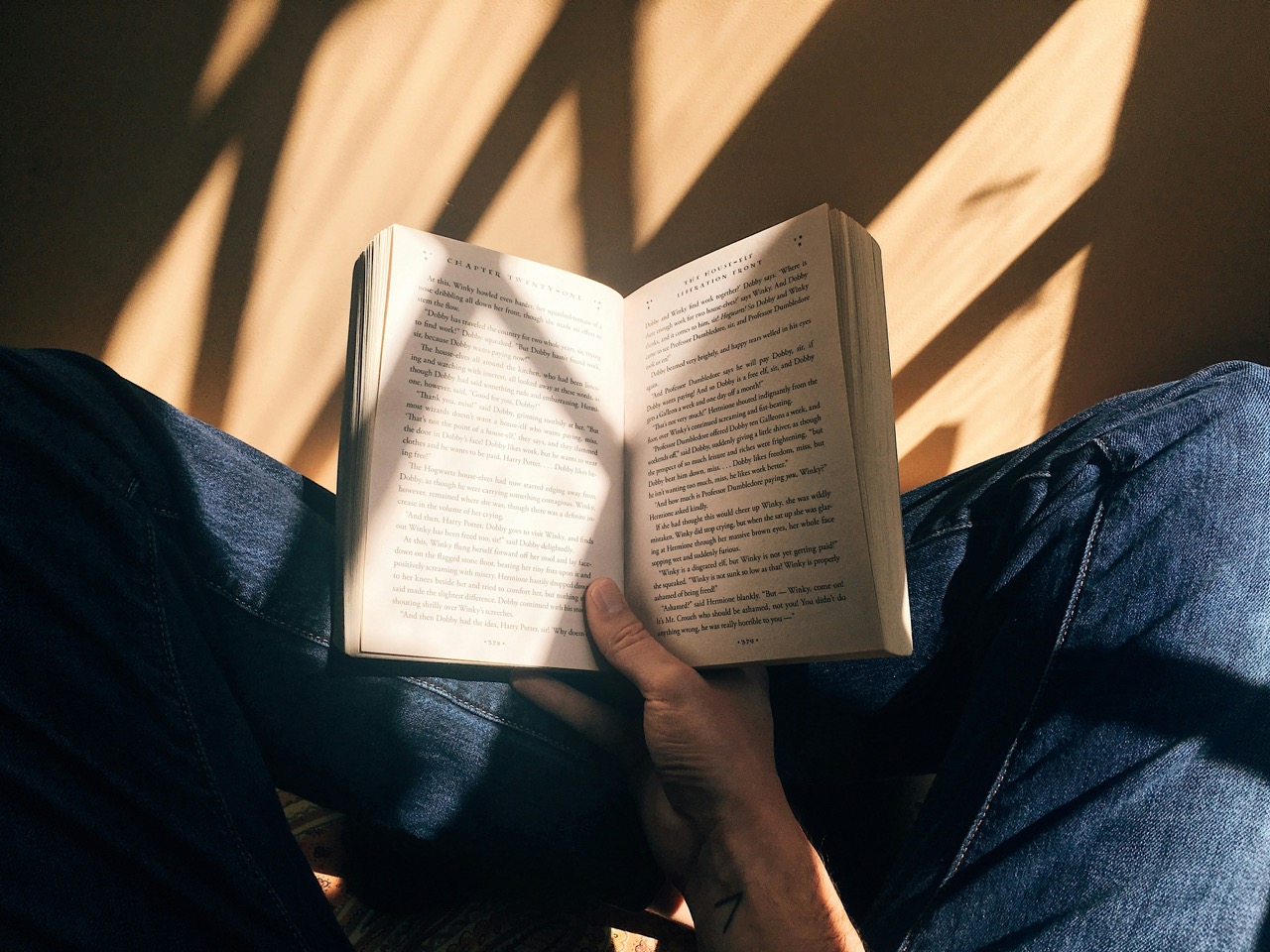 Do thriller ao romance. 10 livros para devorar nos momentos de descanso durante o regresso à rotina