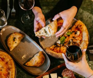 Há um novo menu de Spritz no Porto para aproveitar até ao fim do verão (e a focaccia artesanal promete esgotar)