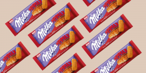 Cremosa, crocante e com Biscoff. A nova tablete da Milka já chegou aos supermercados e é uma autêntica perdição