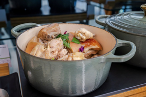 Saldanha Mar. Neste restaurante, há buffet de cozido à portuguesa todas as segundas-feiras e não chega aos 20€