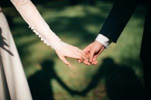 Casamento acaba em batalha campal por 40 mil euros. Noiva terá traído o marido na casa de banho durante a festa