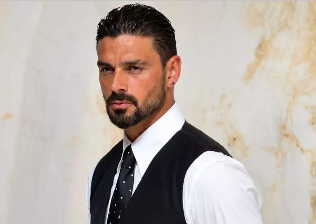 Michele Morrone celebra 36 anos. Veja as fotos escaldantes do ator italiano