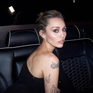 Miley Cyrus muda de nome e acende rumores de uma nova era na carreira. Agora, cantora é apenas Miley