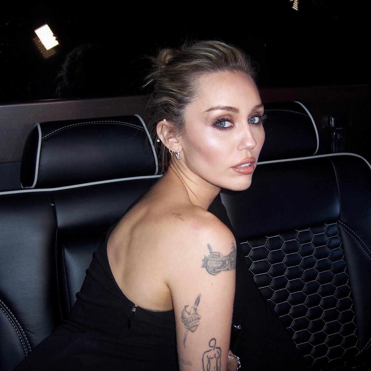Miley Cyrus muda de nome e acende rumores de uma nova era na carreira. Agora, cantora é apenas Miley