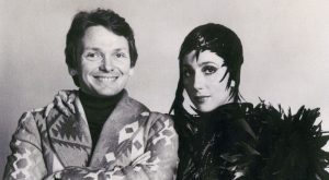 Morreu Bob Mackie, criador dos looks mais icónicos de Cher e várias celebridades. Tinha 87 anos