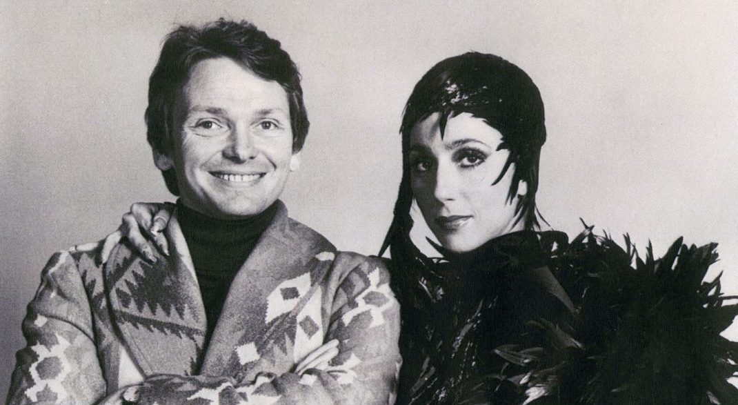 Morreu Bob Mackie, criador dos looks mais icónicos de Cher e várias celebridades. Tinha 87 anos