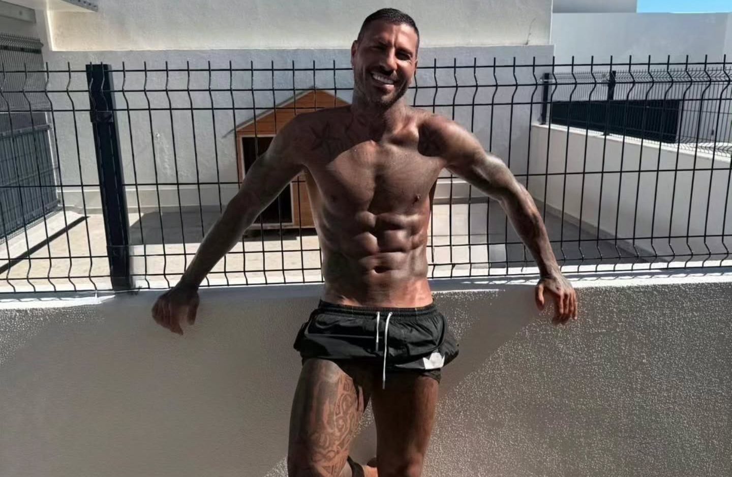 Aos 43 anos, Ricardo Quaresma celebra aniversário em forma invejável. Veja as fotos escaldantes do jogador de futebol