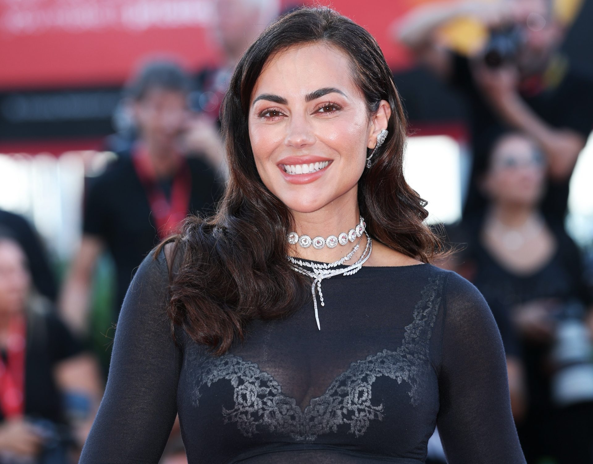 Veja as fotos deslumbrantes de Sofia Ribeiro no Festival de Veneza. Atriz portuguesa arrasou em look transparente