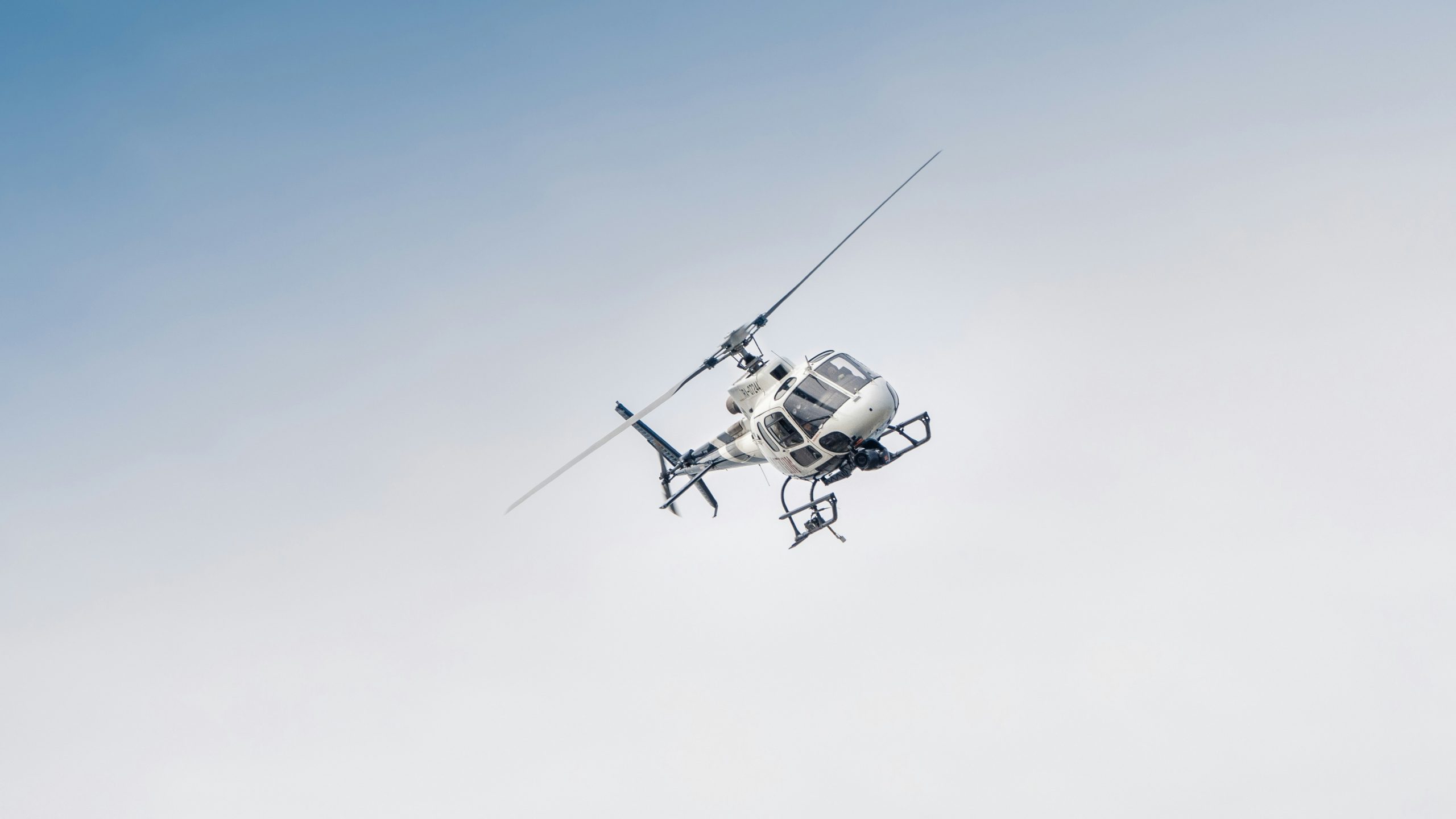 Tragédia em direto. Helicóptero de canal de TV cai enquanto cobria acidente e faz 3 mortos