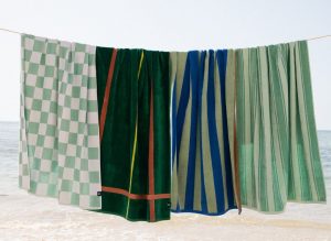Os dias de praia estão a chegar ao fim. Como lavar e guardar as toalhas para sobreviverem até ao próximo ano?