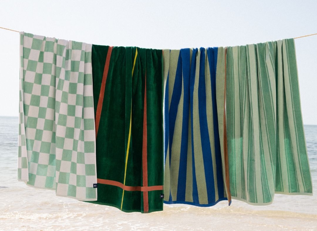 Os dias de praia estão a chegar ao fim. Como lavar e guardar as toalhas para sobreviverem até ao próximo ano?