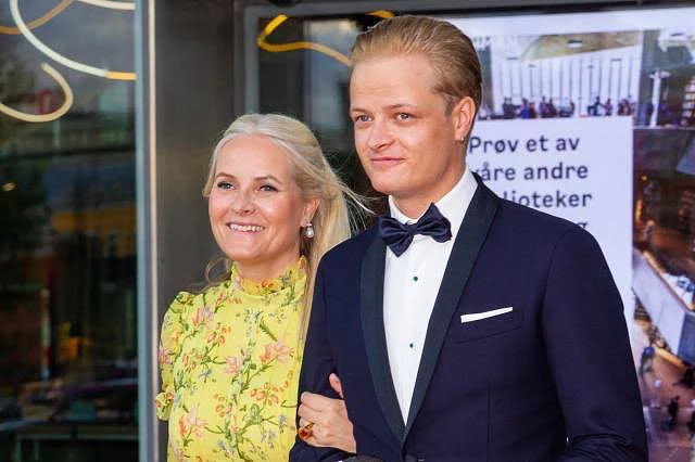 Filho da rainha Mette-Marit aceita prisão domiciliária para continuar perto da mãe. Entenda