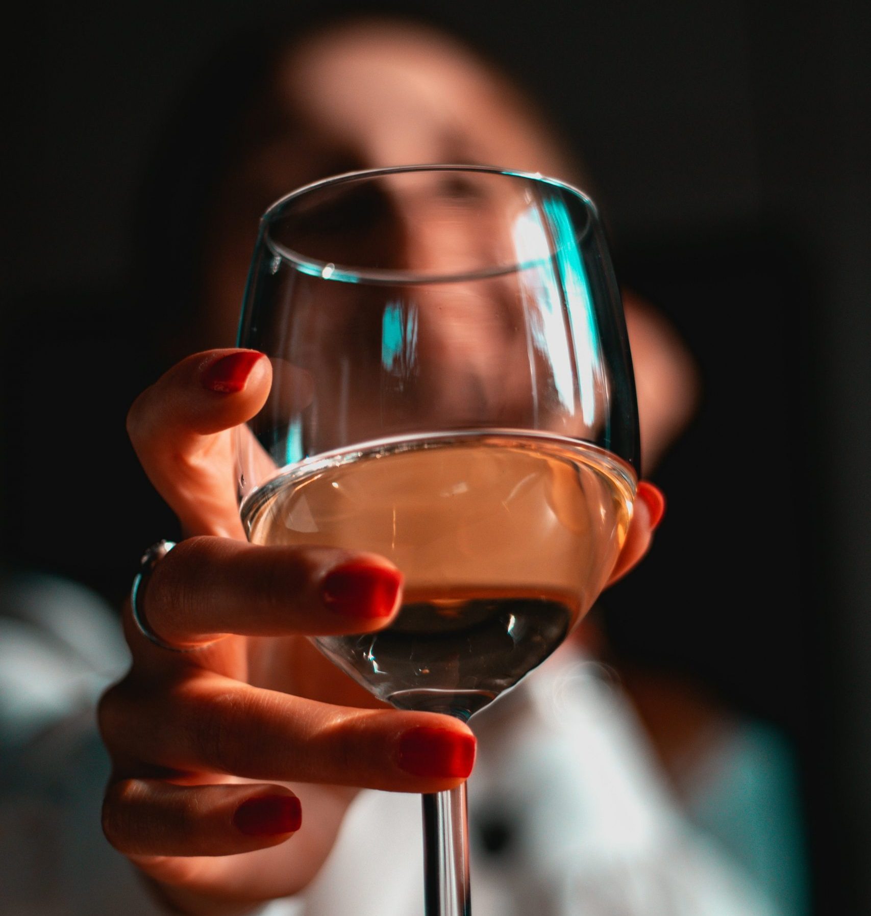 Chegar a casa, tirar os sapatos e beber um copo. Sommelier dá-lhe 8 vinhos perfeitos para descontrair ao final do dia (a partir de 10€)