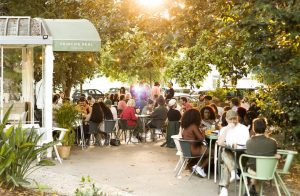 A happy hour desta esplanada em Lisboa tem dois cocktails pelo preço de um. Saiba onde e quando aproveitar a borla