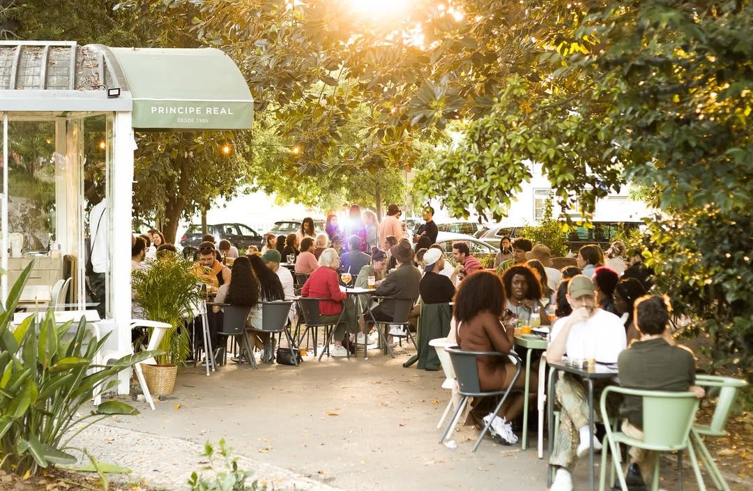 A happy hour desta esplanada em Lisboa tem dois cocktails pelo preço de um. Saiba onde e quando aproveitar a borla
