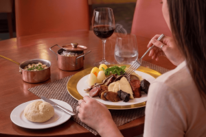 Astrolábio. Neste restaurante há buffet de cozido à portuguesa às quintas-feiras. Saiba quanto custa