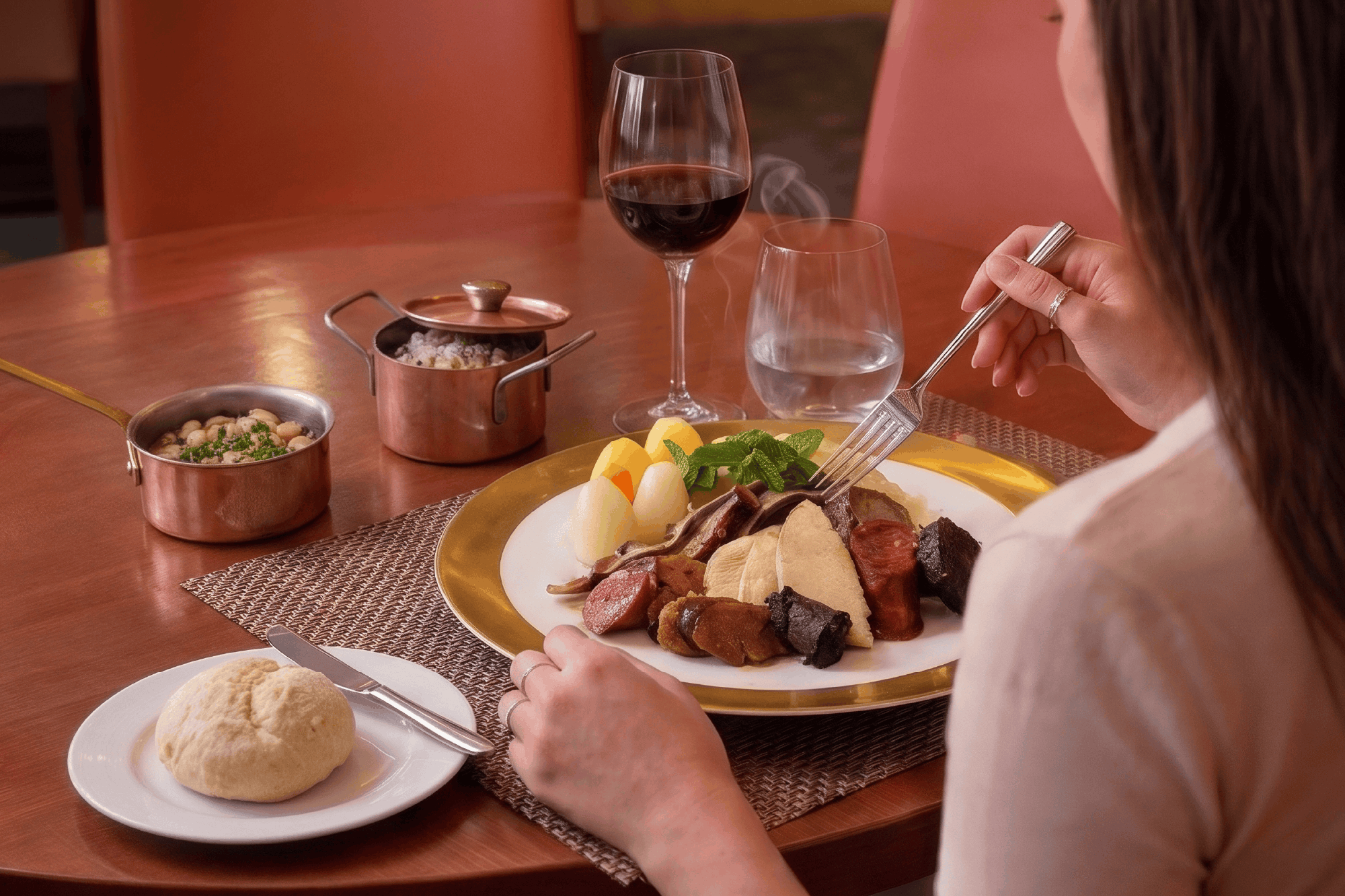 Astrolábio. Neste restaurante há buffet de cozido à portuguesa às quintas-feiras. Saiba quanto custa