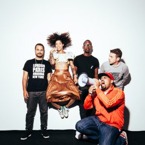 Dos palcos para o guarda-roupa. Buraka Som Sistema lançam arrojada coleção de roupa para celebrar os 20 anos de banda