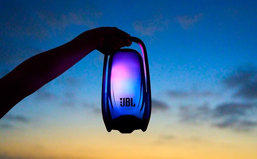 Som potente e luzes 360º. A nova coluna da JBL quer ser o centro de todas as festas